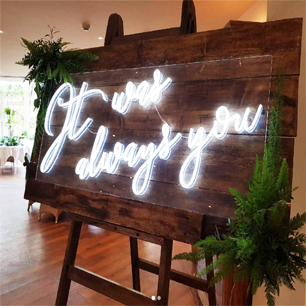 Đèn Neon Sign-Backdrop cho tiệc cưới xu hướng mới nhất năm nay 4