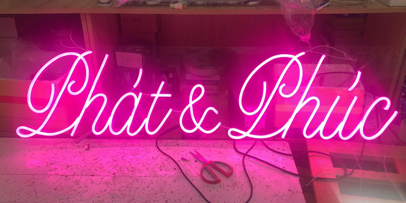 Uốn chữ Neon Sign có giá đắt hay rẻ hơn so với Neon thủy tinh truyền thống