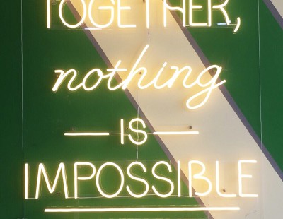 Uốn chữ Neon Sign có giá đắt hay rẻ hơn so với Neon thủy tinh truyền thống