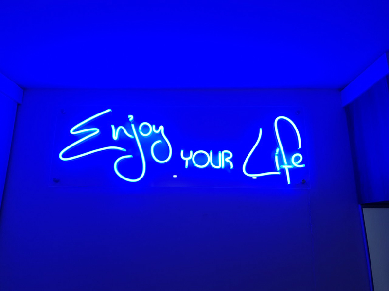 Uốn Chữ  Neon Sign- Điểm nhấn cho shop thời trang thời thượng  2